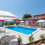 Nino With Shared Pool Gasthuis Poreč