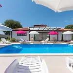 Gasthuis Nino With Shared Pool Poreč