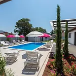 Gasthuis Nino With Shared Pool Poreč
