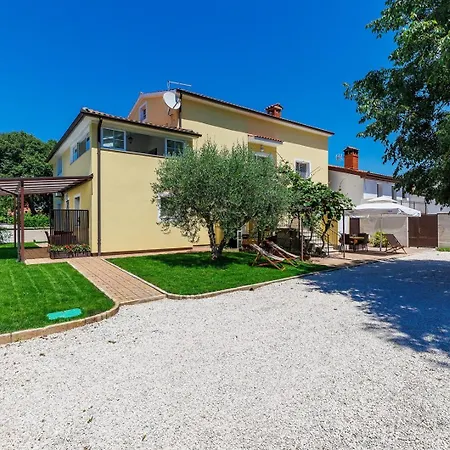 Nino With Shared Pool 포레치