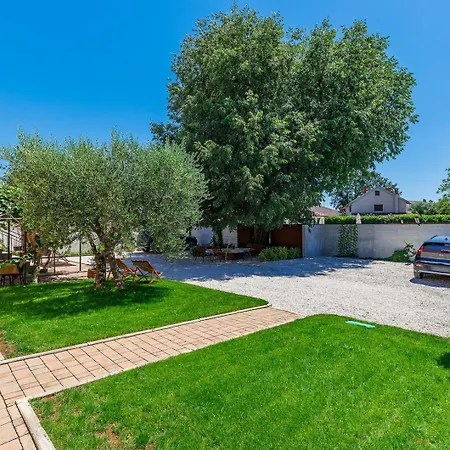 Nino With Shared Pool 게스트하우스 포레치