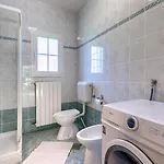 Nino With Shared Pool בית הארחה פורץ