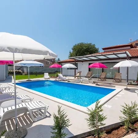Nino With Shared Pool Guest house Porec