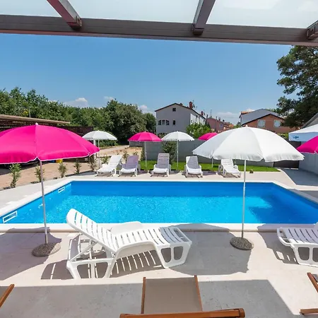 Nino With Shared Pool Πανσιόν *