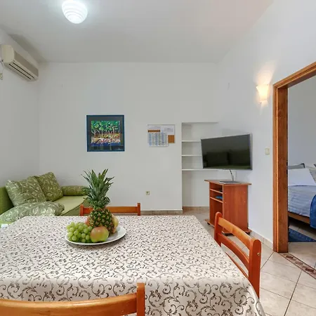 Nino With Shared Pool Guest house