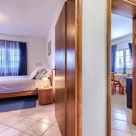 Nino With Shared Pool Guest house *