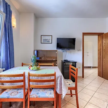 Nino With Shared Pool Guest house *