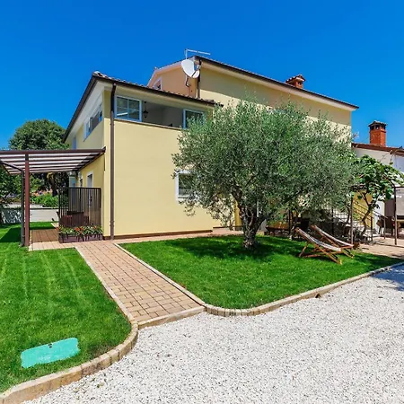 Πανσιόν Nino With Shared Pool *