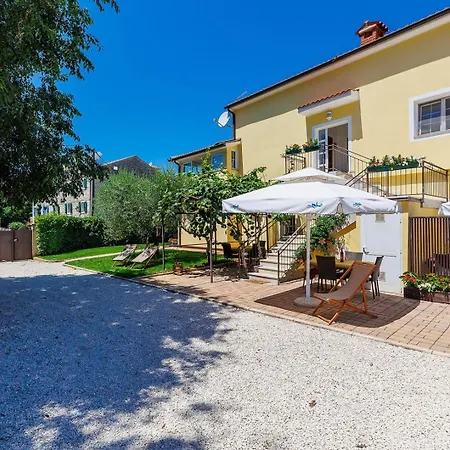Nino With Shared Pool Guest house