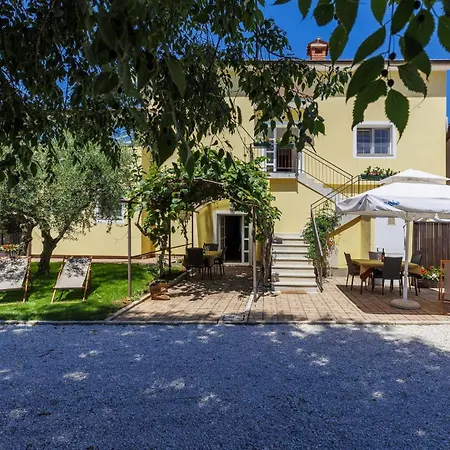 Nino With Shared Pool Poreč
