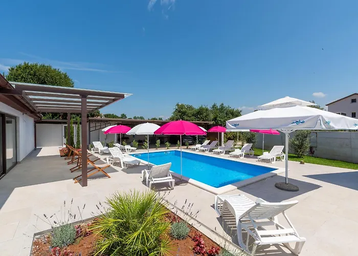 Nino With Shared Pool Gostinjska kuća 4*