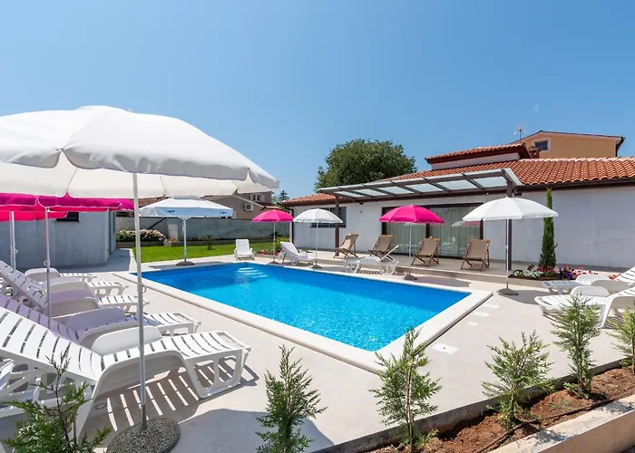 Nino With Shared Pool Gostinjska kuća Porec