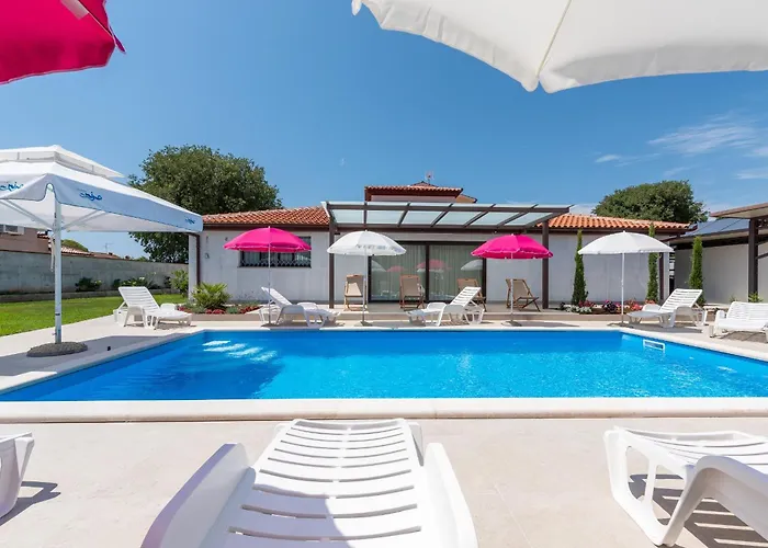 Gostinjska kuća Nino With Shared Pool Porec