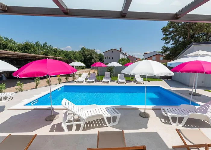 Nino With Shared Pool Penzion 4*