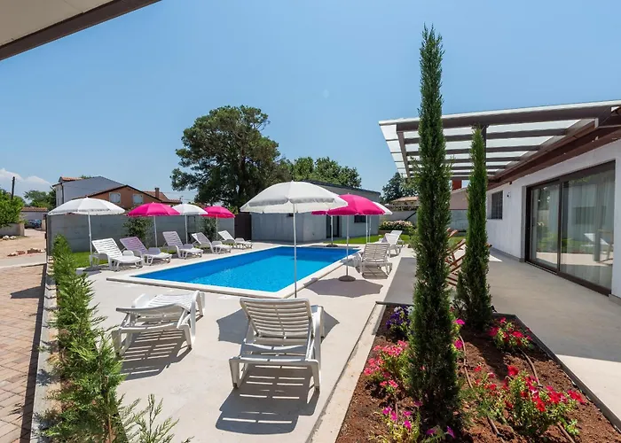 Gostinjska kuća Nino With Shared Pool Porec