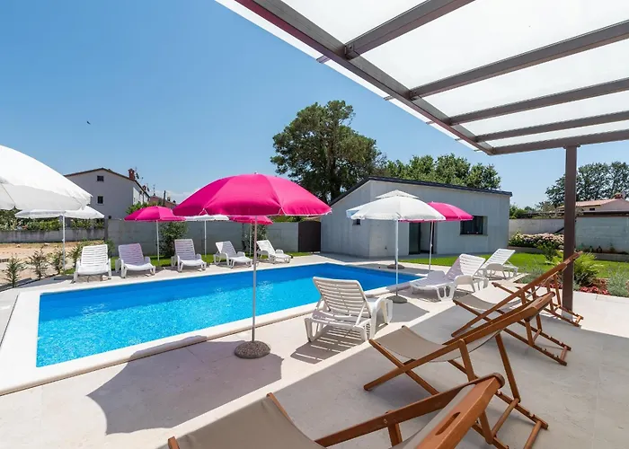 Nino With Shared Pool Penzion