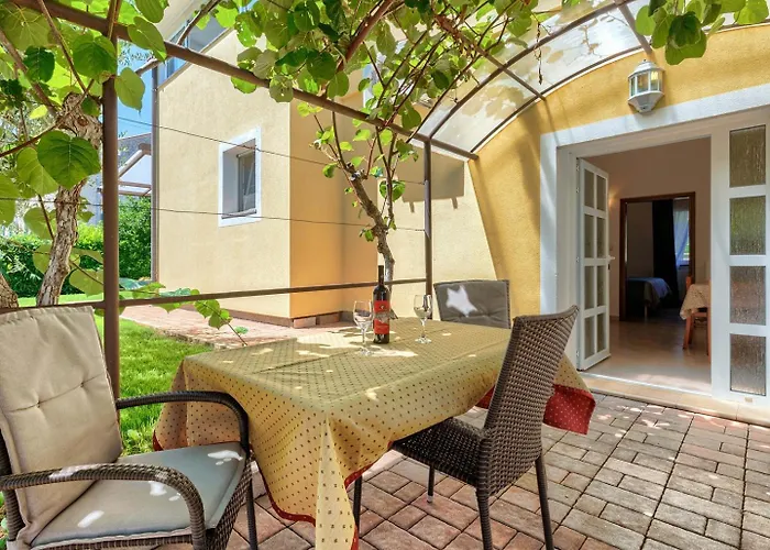 Nino With Shared Pool Gostinjska kuća