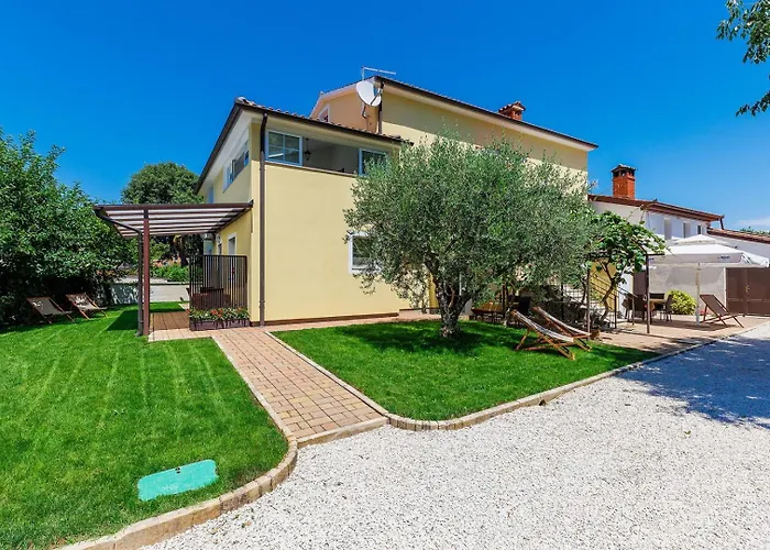 Gostinjska kuća Nino With Shared Pool 4*