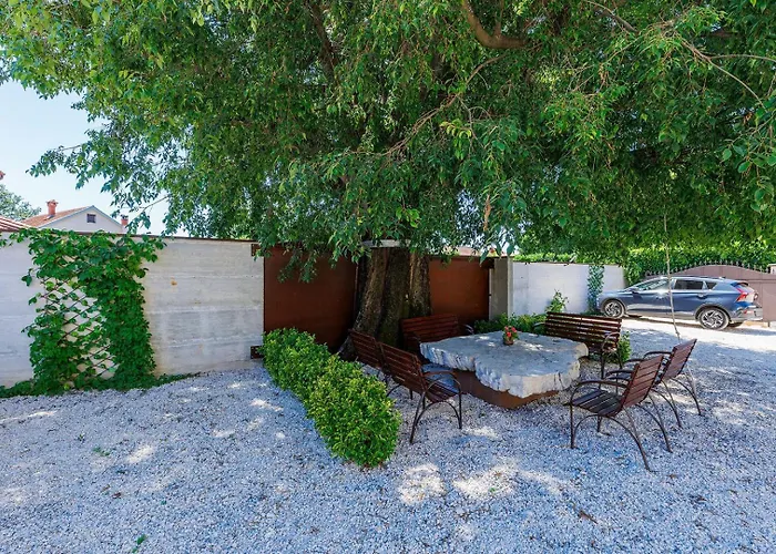 Nino With Shared Pool Gostinjska kuća