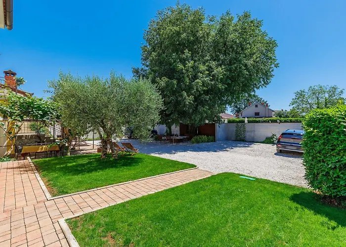 Nino With Shared Pool Penzion Poreč