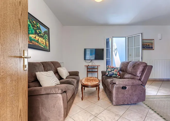 Gostinjska kuća Nino With Shared Pool Porec