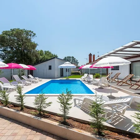 Konukevi Nino With Shared Pool Poreč