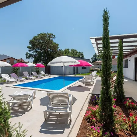 Konukevi Nino With Shared Pool Poreč