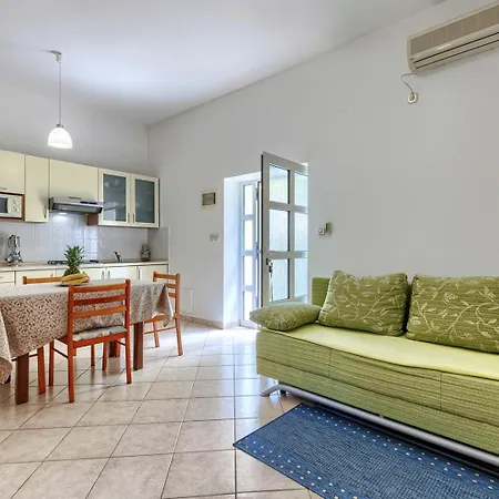 Nino With Shared Pool Konukevi 4*