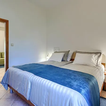 Konukevi Nino With Shared Pool 4*