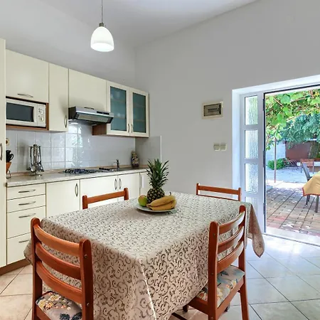 Nino With Shared Pool Konukevi 4*