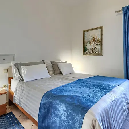 Nino With Shared Pool Konukevi Poreč