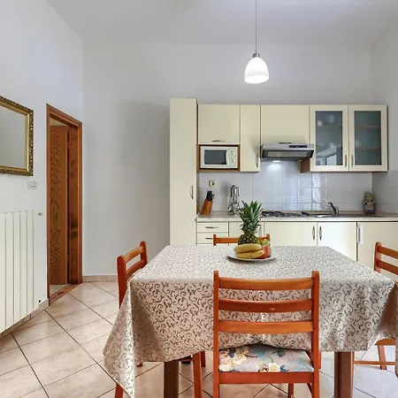 Konukevi Nino With Shared Pool Poreč