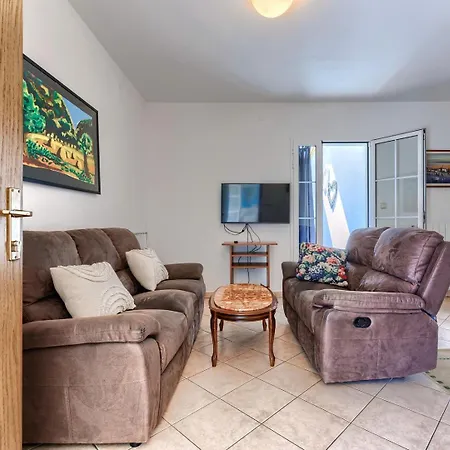 Konukevi Nino With Shared Pool Poreč