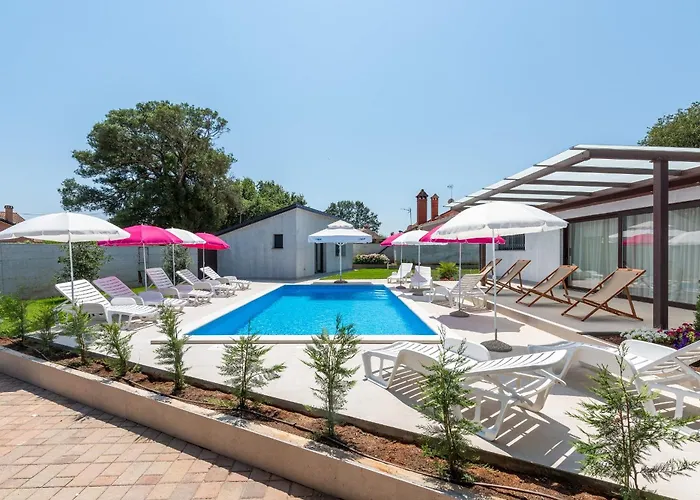 Pensjonat Nino With Shared Pool Poreč