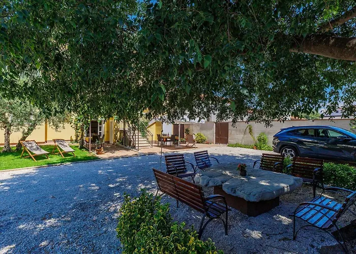 Nino With Shared Pool Pensjonat